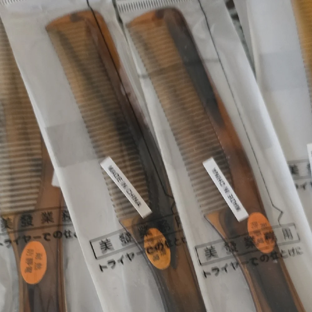 VINTAGE Brown Hair Comb .